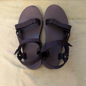 Size 9 black Teva midform sandal, EUC!
